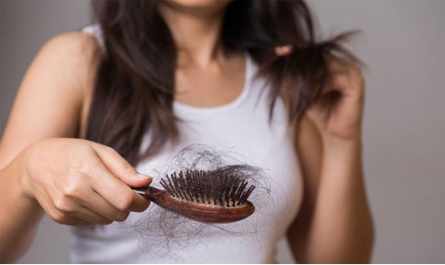 Cura e prevenzione: affrontare la caduta dei capelli con successo